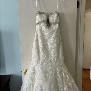 Elegant Strapless Lace Wedding Dress